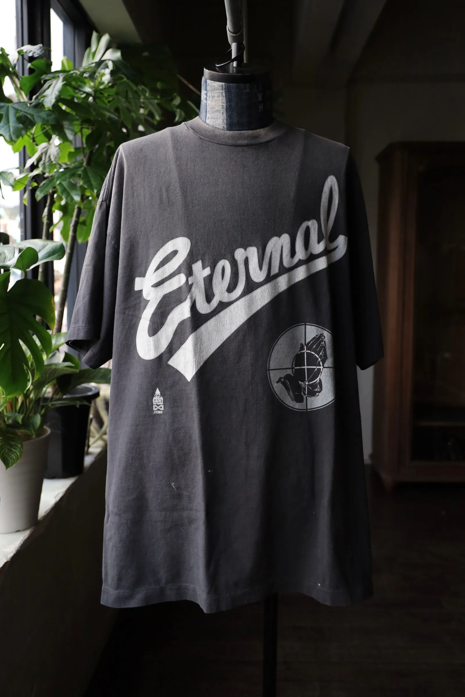 SAINT Mxxxxxx × FEAR OF GOD FG_SS TEE/SNT OF GOD/BLK 25SS Heavy FOG collaboration SAINT OF GOD prayer short sleeves Washed black S-XL This season's heavy collaboration FOG manager JERRY personally carries the goods SAINT OF GOD series collaboration has gained quite a buzz Customized original co-branded main label/wash label Top-notch printing technology Uses front and rear silver sand and cracked pulp Deep restoration